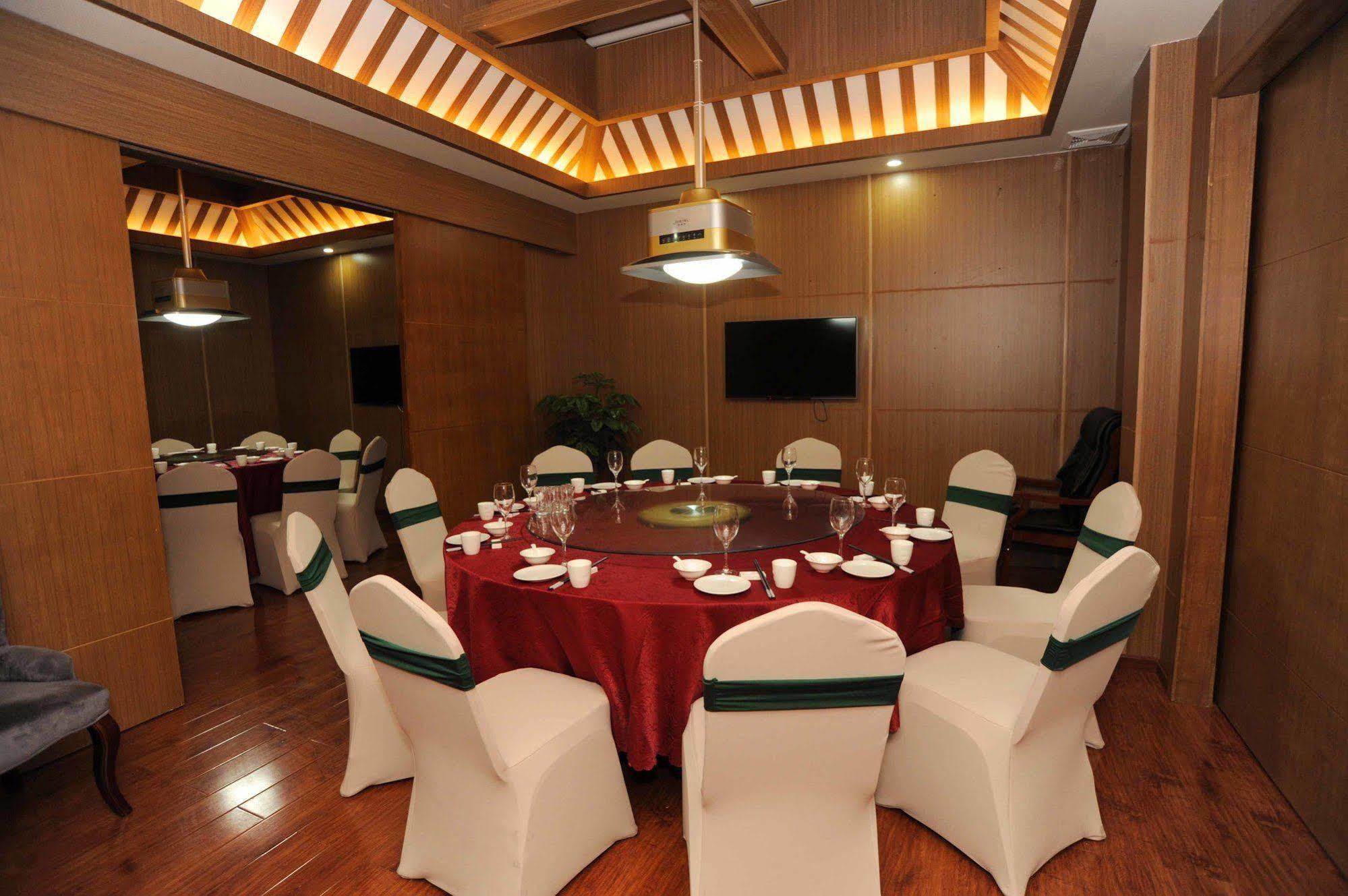 Chengdu Panda Prince Culture Hotel Экстерьер фото